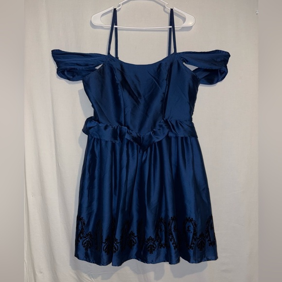 Interview With The Vampire Claudia Lace-Up Dress - Picture 4 of 9